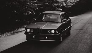 Превью обои bmw, автомобиль, чб, дорога
