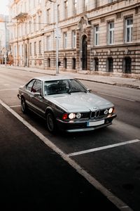 Превью обои bmw, автомобиль, серый, дорога, город