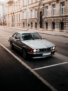 Превью обои bmw, автомобиль, серый, дорога, город