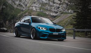 Превью обои bmw, автомобиль, вид сбоку, дорога, скала