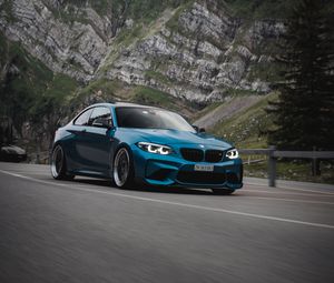 Превью обои bmw, автомобиль, вид сбоку, дорога, скала