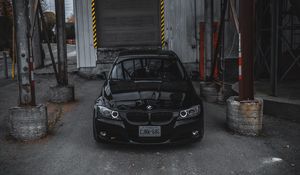 Превью обои bmw, автомобиль, вид спереди, черный, гараж
