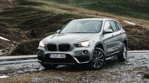 Превью обои bmw, автомобиль, внедорожник, горы, скалы