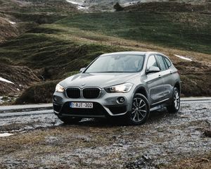 Превью обои bmw, автомобиль, внедорожник, горы, скалы