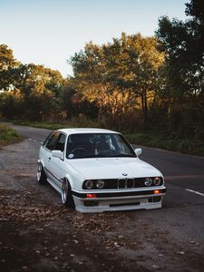 Превью обои bmw, белый, автомобиль, осень, деревья
