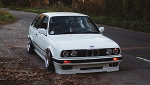 Превью обои bmw, белый, автомобиль, осень, деревья