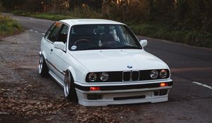 Превью обои bmw, белый, автомобиль, осень, деревья