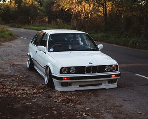 Превью обои bmw, белый, автомобиль, осень, деревья