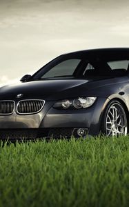 Превью обои bmw, bmw 3 series coupe 335i coupe, газон, трава, черный, бмв