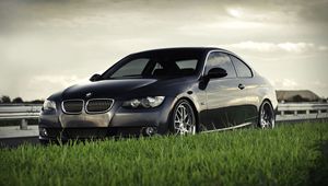 Превью обои bmw, bmw 3 series coupe 335i coupe, газон, трава, черный, бмв