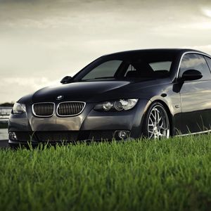 Превью обои bmw, bmw 3 series coupe 335i coupe, газон, трава, черный, бмв