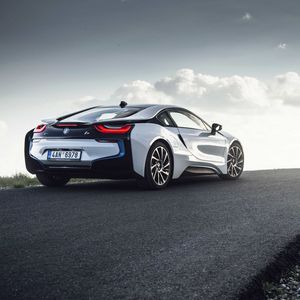 Превью обои bmw i8, вид сзади, дорога