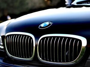 Превью обои bmw, капот, логотип