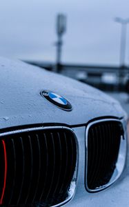 Превью обои bmw, капот, логотип, капли