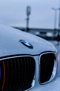 Превью обои bmw, капот, логотип, капли