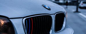 Превью обои bmw, капот, логотип, капли