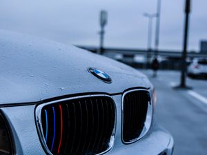 Превью обои bmw, капот, логотип, капли