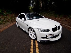 Превью обои bmw, m3, e92, белый, купе, капот, дорога, разметка