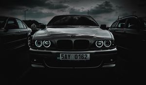 Превью обои bmw m5, bmw, автомобиль, вид спереди, черно-белый