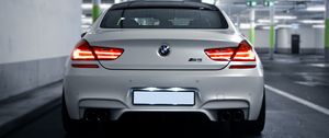 Превью обои bmw m6, bmw, автомобиль, спорткар, вид сзади, фары, свечение