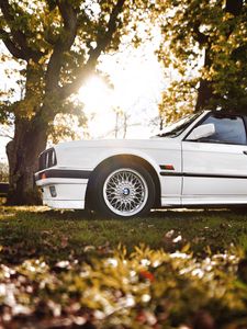 Превью обои bmw, машина, белый, вид сбоку