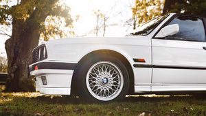 Превью обои bmw, машина, белый, вид сбоку