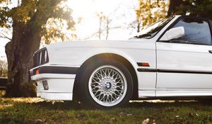 Превью обои bmw, машина, белый, вид сбоку