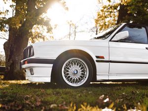 Превью обои bmw, машина, белый, вид сбоку