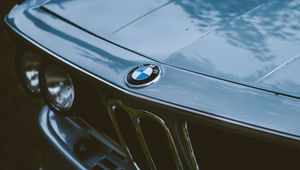 Превью обои bmw, машина, серый, старый, вид спереди