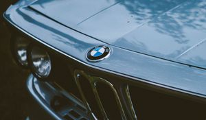 Превью обои bmw, машина, серый, старый, вид спереди