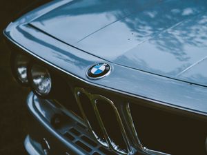 Превью обои bmw, машина, серый, старый, вид спереди