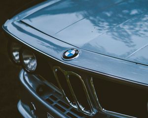 Превью обои bmw, машина, серый, старый, вид спереди