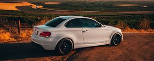 Превью обои bmw, машина, вид сбоку, белый, поле