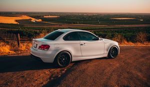 Превью обои bmw, машина, вид сбоку, белый, поле
