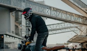 Превью обои bmw, мотоциклист, мотоцикл, шлем, вид сбоку