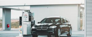 Превью обои bmw series 5, bmw, заправка