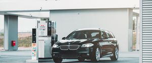 Превью обои bmw series 5, bmw, заправка