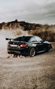 Превью обои bmw, спойлер, автомобиль, черный, пыль