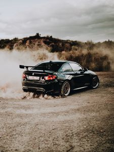Превью обои bmw, спойлер, автомобиль, черный, пыль