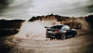 Превью обои bmw, спойлер, автомобиль, черный, пыль