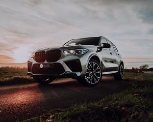 Превью обои bmw x5, bmw, автомобиль, внедорожник, серый, вид сбоку