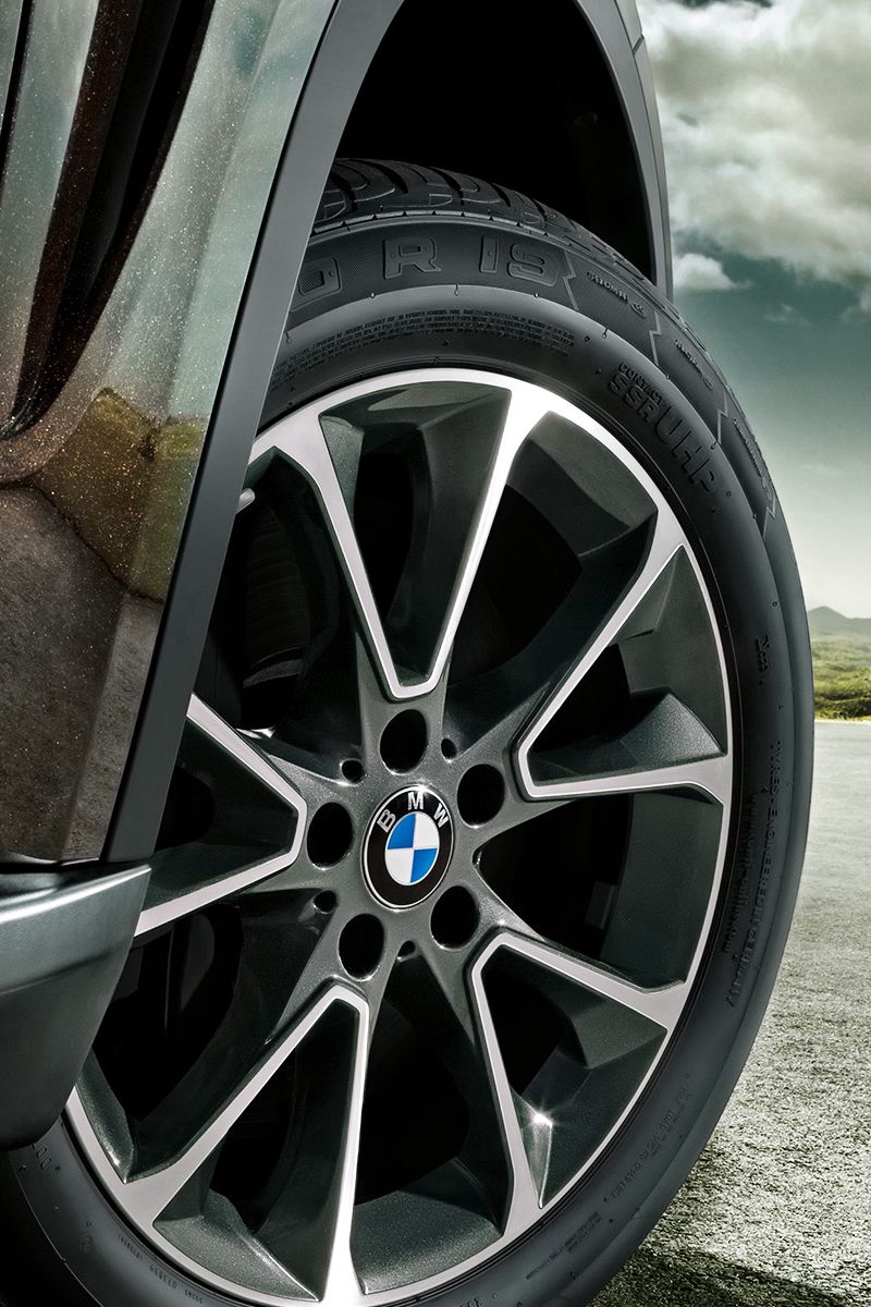 Скачать 800x1200 bmw x5, новинка, bmw, авто, колесо, шина обои, картинки  iphone 4s/4 for parallax