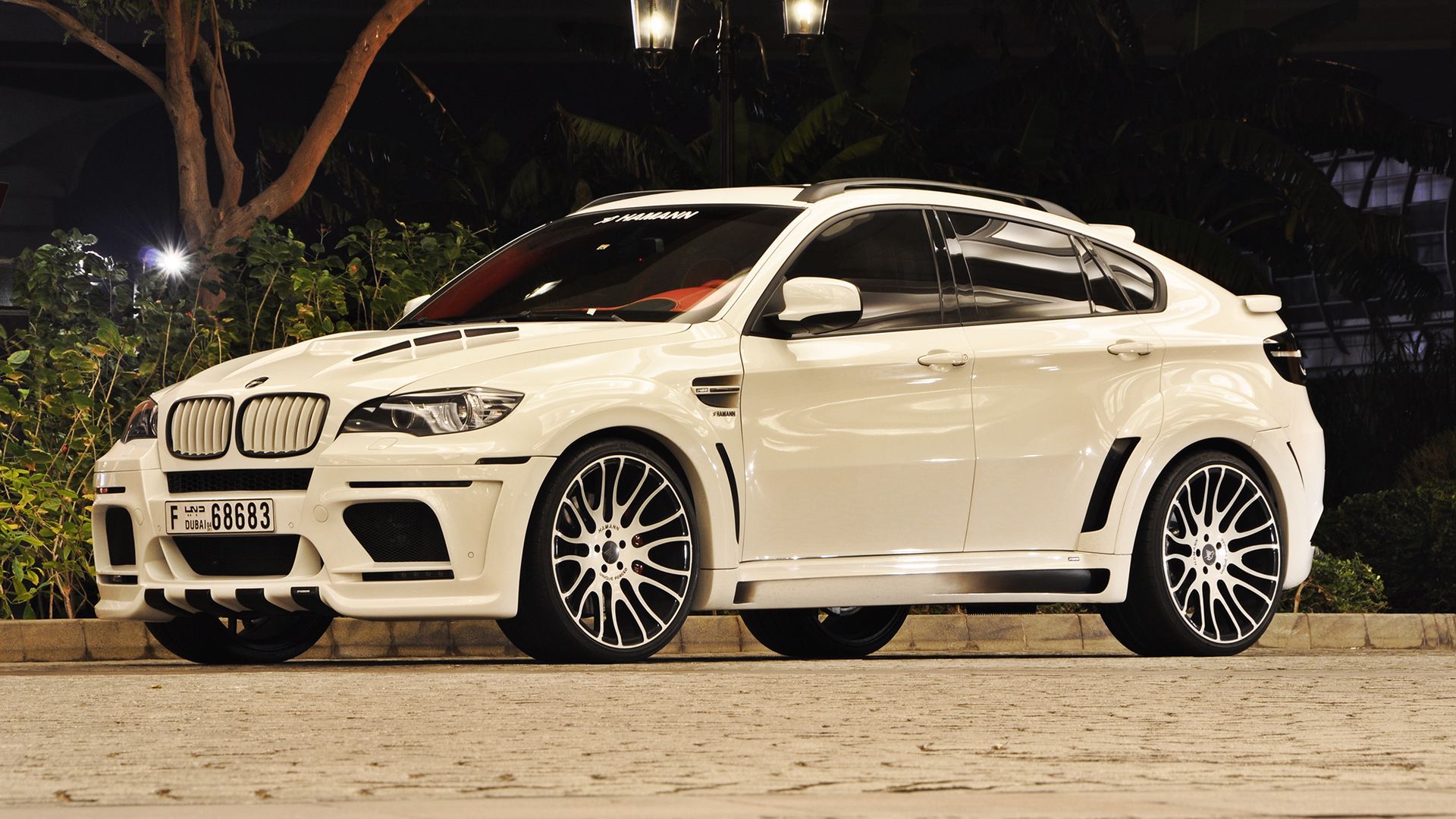 Скачать 1920x1080 bmw, x6m, hamann, белый, ночь, улица, свет обои, картинки  full hd, hdtv, fhd, 1080p