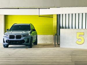 Превью обои bmw x7, bmw, авмтомобиль, серый, вид спереди