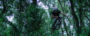 Превью обои bmx, велосипед, человек, трюк, прыжок, тропинка