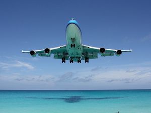 Превью обои boeing 747, тень, океан, полет