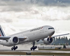 Превью обои boeing 777, самолет, взлетная полоса, небо