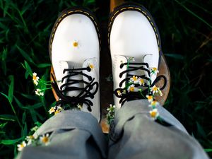 Превью обои ботинки, ноги, ромашки, цветы, трава