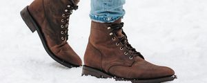 Превью обои ботинки, ноги, снег, джинсы