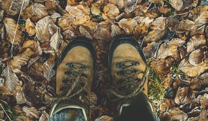 Превью обои ботинки, осень, ноги, листва